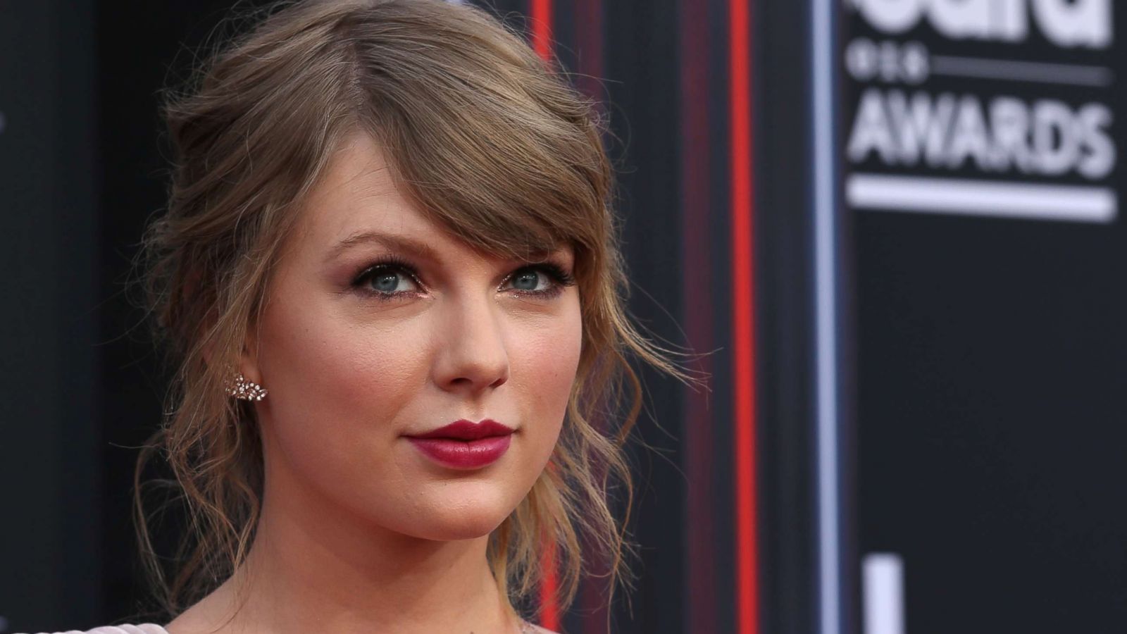 دانلود آهنگ Sparks Fly از Taylor Swift