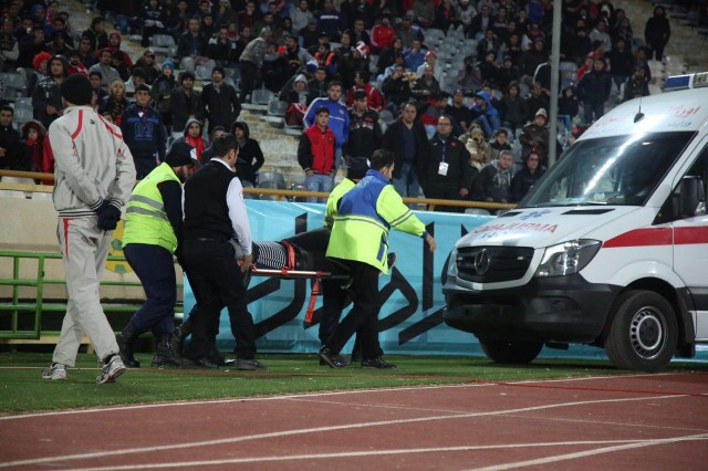 آمبولانس - ورزشگاه آزادی - مهدی جمشیدی فر - سازمان لیگ - پرسپولیس - نسف