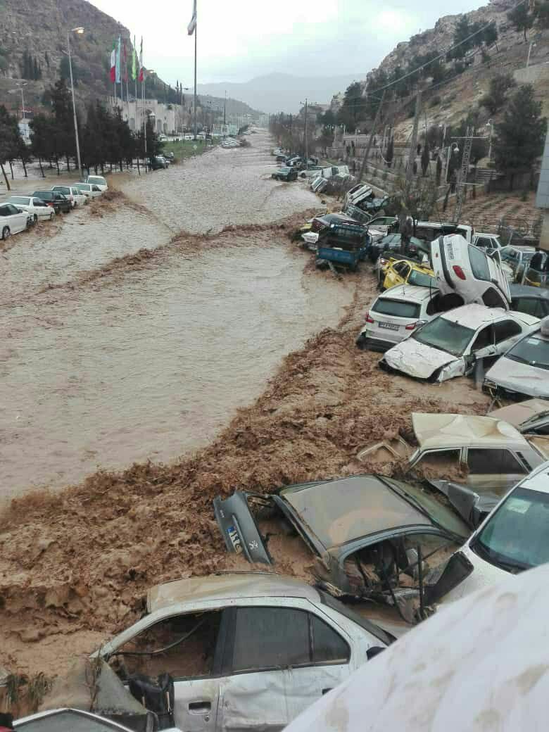 اگر در هنگام سیل در ماشین گیر بیفتیم چه باید بکنیم؟؟!!