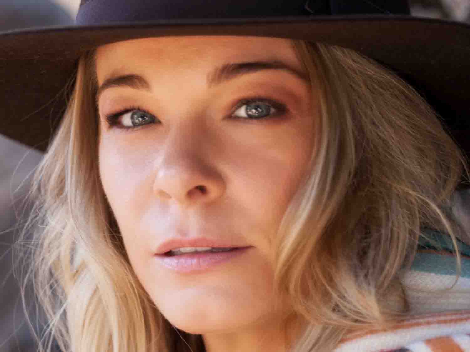 دانلود آهنگ زیبای LeAnn Rimes - Can't Fight The Moonlight