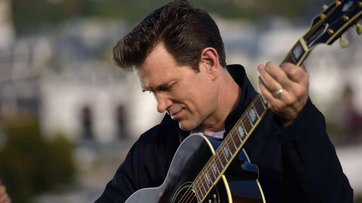 دانلود آهنگ زیبای Chris Isaak - Blue Hotel