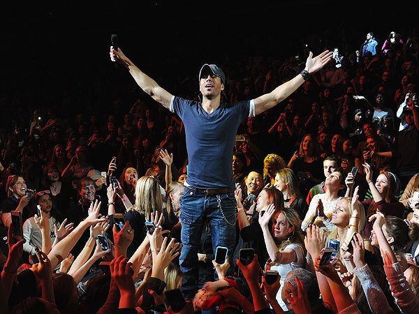 دانلود آهنگ زیبای Enrique Iglesias & Whitney Houston - Could I Have This Kiss Forever