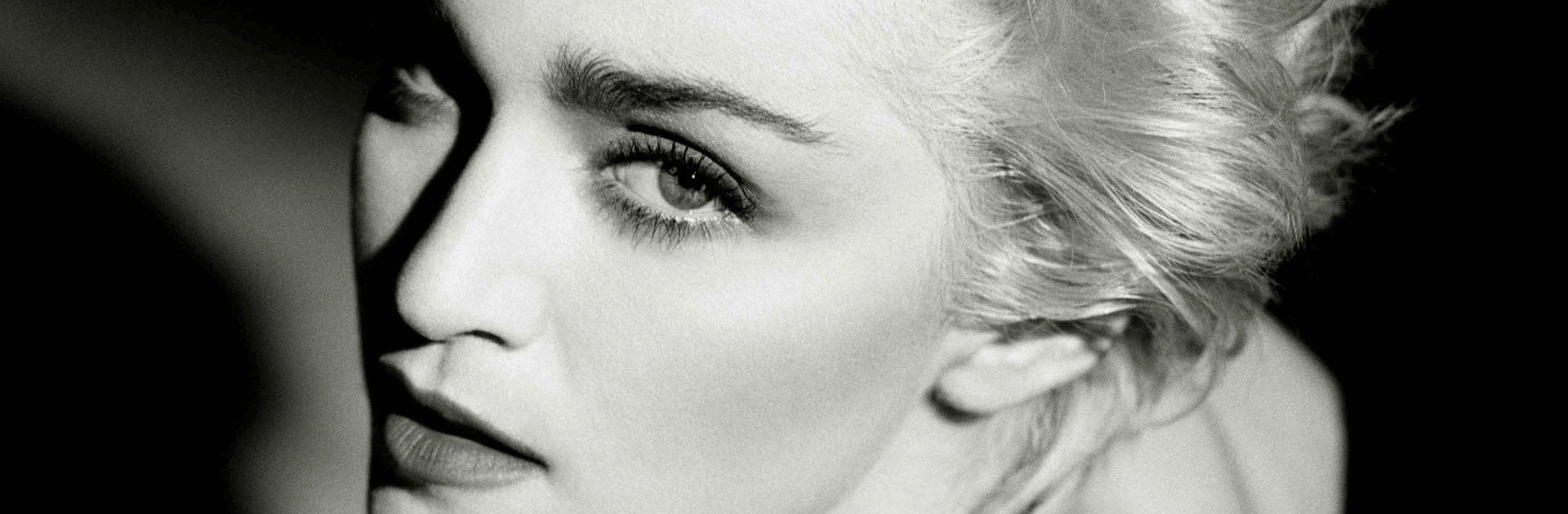 دانلود آهنگ زیبای Madonna - La Isla Bonita