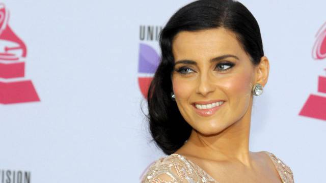 دانلود آهنگ زیبای Nelly Furtado & Timbaland - Say It Right