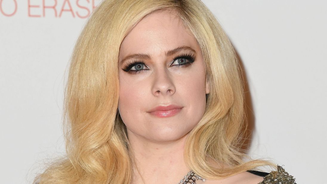 دانلود آهنگ زیبای Avril Lavigne - Nobody's Home