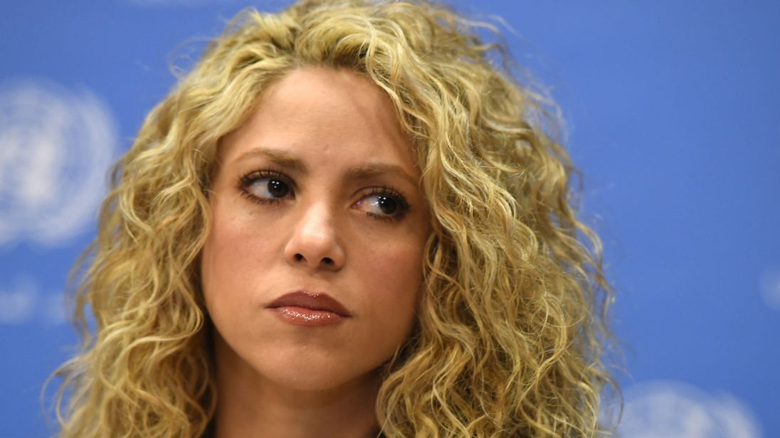 دانلود آهنگ زیبای Shakira - Underneath Your Clothes