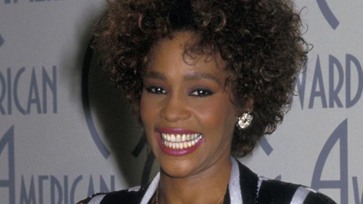 دانلود آهنگ زیبای Whitney Houston - I Wanna Dance With Somebody (Who Loves Me)