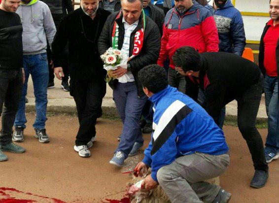 استقبال هواداران خونه به خونه از نادر دست نشان استقبال هواداران خونه به خونه از نادر دست نشان