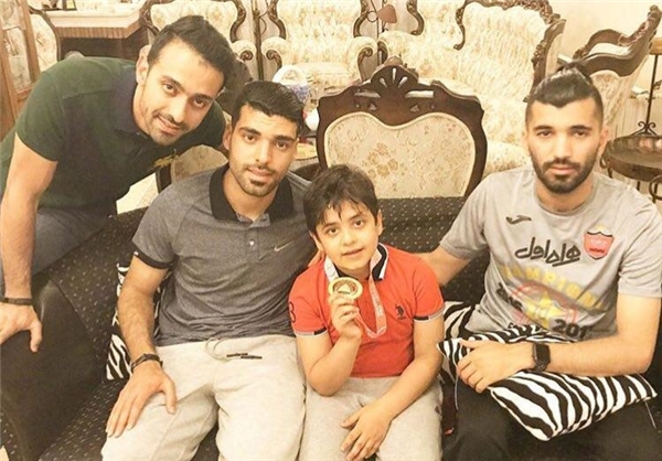 مدال محسن مسلمان و مهدی طارمی بر گردن هانی نوروزی