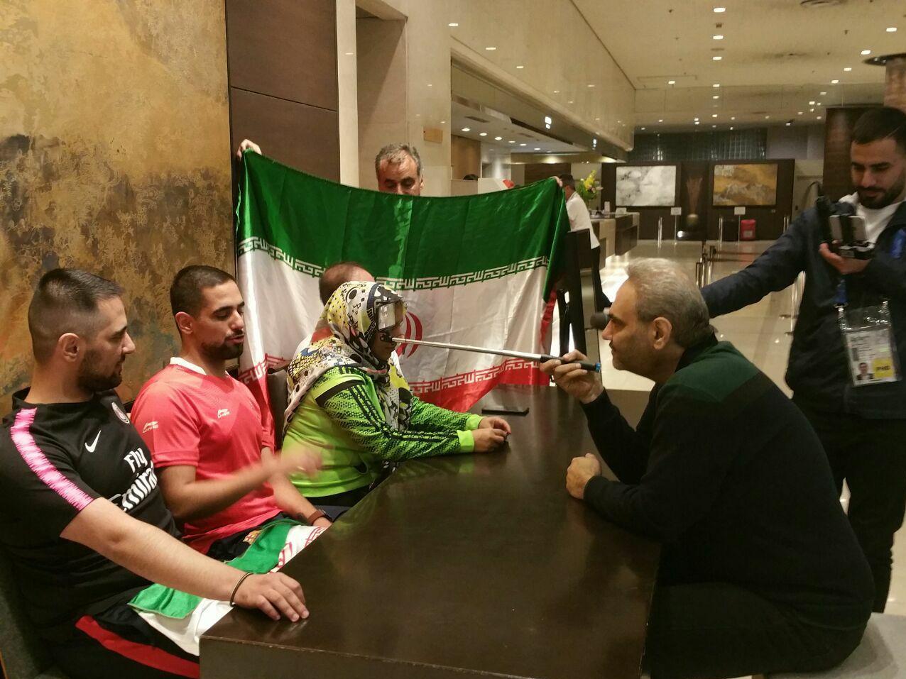 جواد خیابانی در حال گرفتن گزارش