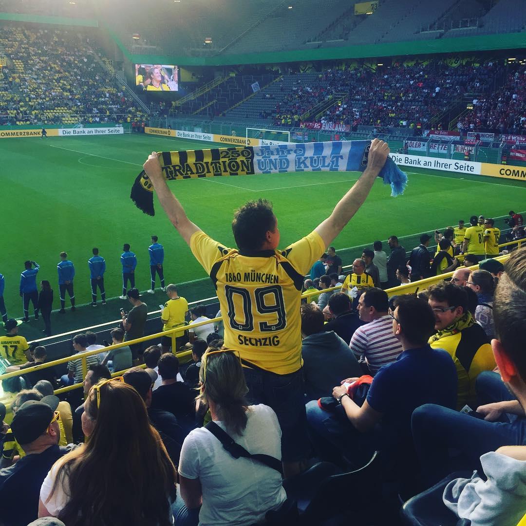 هوادار مونیخ 1860 با لباس دورتموند