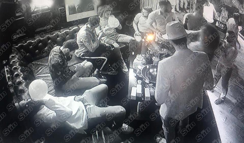 بازیکنان آرسنال در حال مصرف گاز خندهآور- Arsenal Players