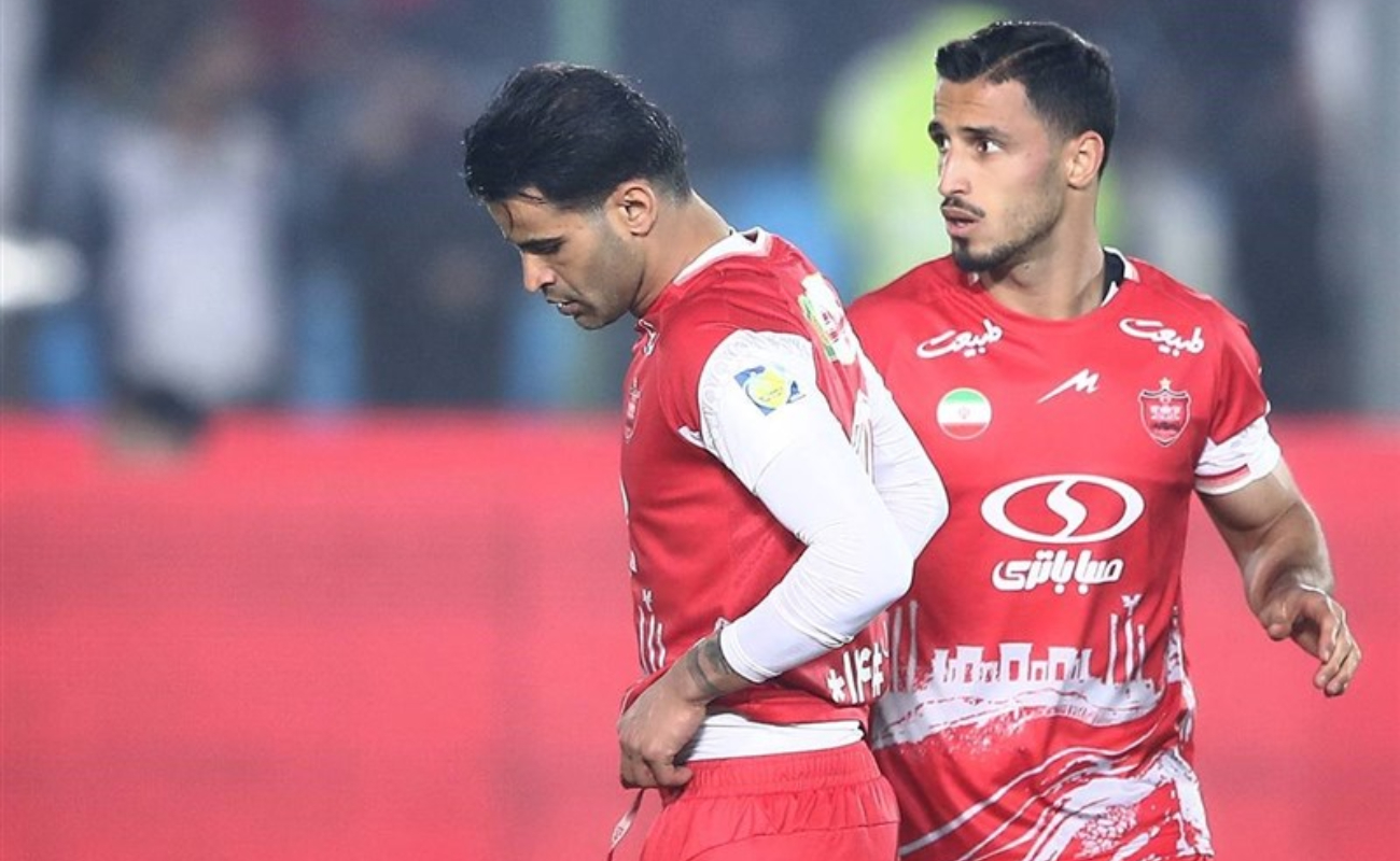 عکس از عیسی آل کثیر و علی علیپور در لباس پرسپولیس