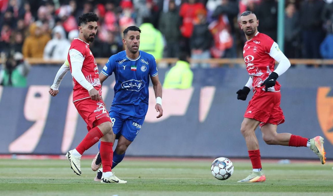 عکس از آرش رضاوند هافبک استقلال در بازی با پرسپولیس
