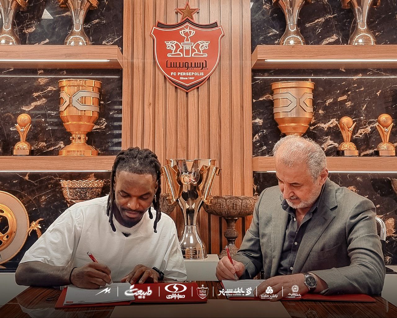 عکس از تیوی بیفوما و رضا درویش در لحظه ثبت قرارداد با پرسپولیس