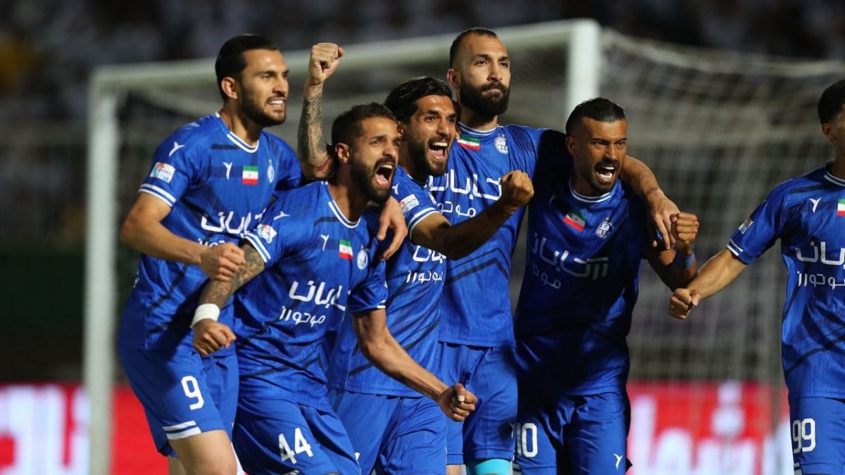 شادی روزبه چشمی و بازیکنان استقلال پس از گلزنی مقابل ملوان