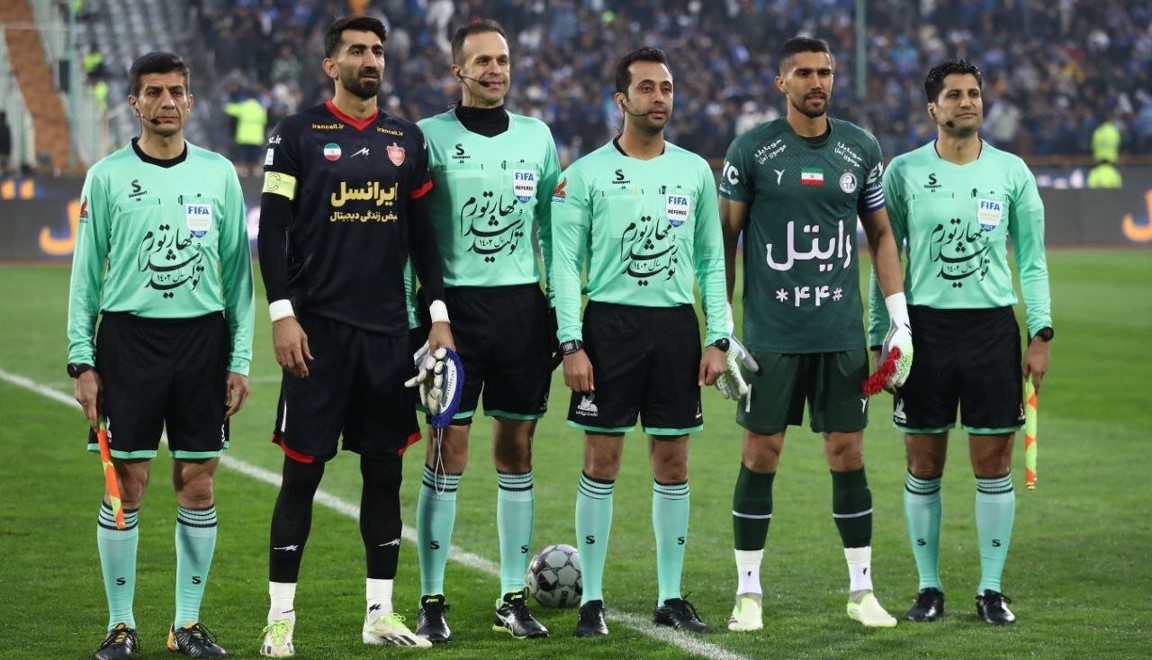 علیرضا بیرانوند دروازهبان تیم ملی و تراکتور و سابق پرسپولیس به همراه سیدحسین حسینی دروازه بان استقلال در دربی استقلال و پرسپولیس