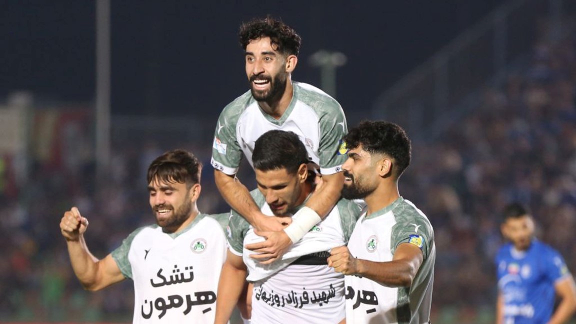 فردین یوسفی هافبک دفاعی ذوب آهن اصفهان در مقابل استقلال تهران و مجید علیاری مهاجم سابق ذوب آهن و حال حاضر سپاهان - لیگ برتر ایران