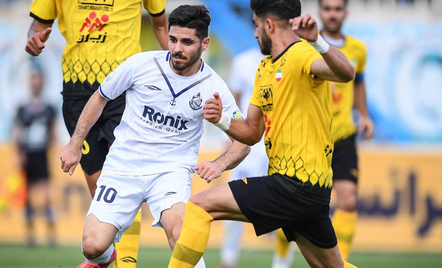 محمد عمری وینگر ملوان و تیم ملی ایران - بازیکن پرسپولیس مقابل سپاهان - لیگ برتر ایران