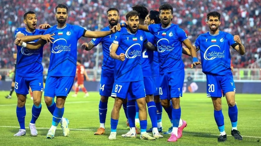 رامین رضاییان، ابوالفضل جلالی بازیکنان استقلال تهران و تیم ملی ایران - مهران احمدی، علیرضا کوشکی و محمدحسین مرادمند در جشن شادی گل بازی استقلال و تراکتور - لیگ برتر ایران