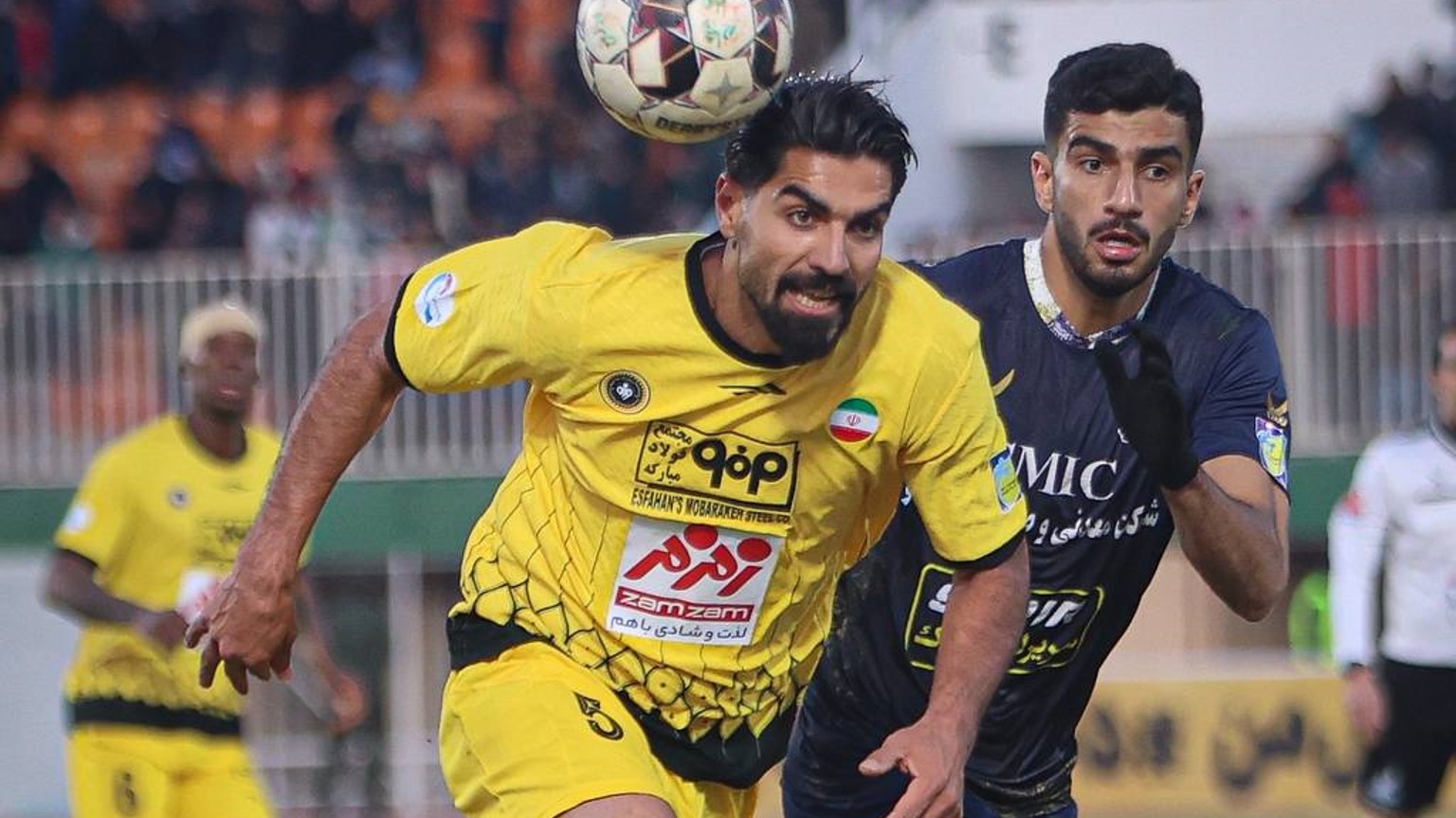 رضا اسدی هافبک و مهاجم سپاهان اصفهان - بازیکن سابق تراکتور و پرسپولیس - بازی سپاهان و چادرملو اردکان - لیگ برتر ایران