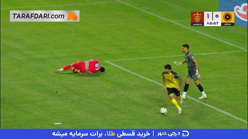 دو صحنه مشکوک در هر دو محوطه جریمه زمین که هیچ کدام از صحنه‌ها پنالتی تشخیص داده نشد (سپاهان 0-1 پرسپولیس)