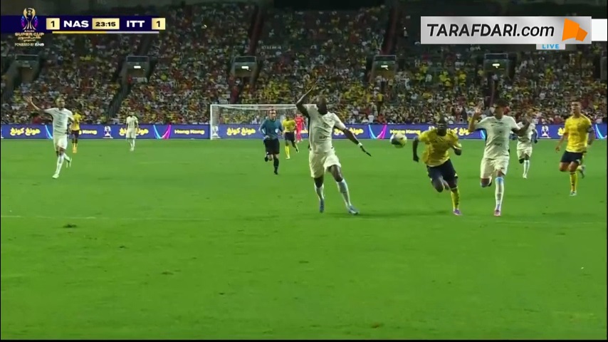 اخراج مستقیم سادیو مانه از زمین به دلیل خطا بر روی دروازه‌بان الاتحاد (النصر 1-1 الاتحاد)