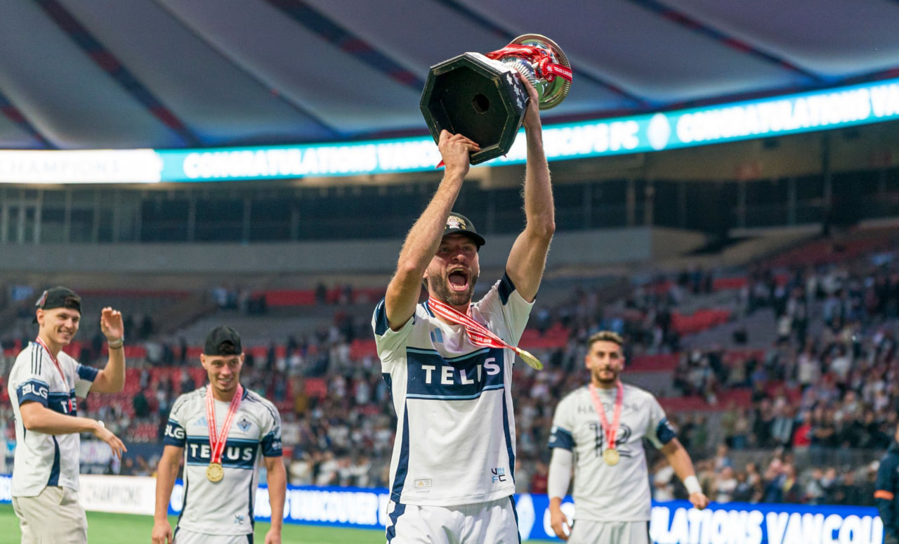 توماس مولر مهاجم آلمانی ونکوور وایتکپس با جام قهرمانی Voyageurs Cup