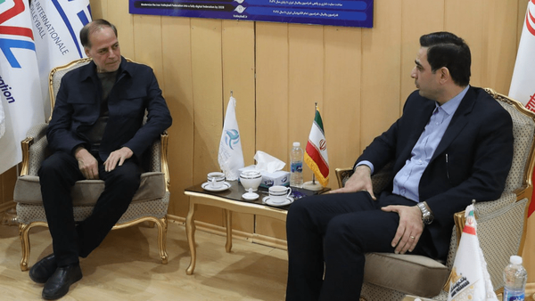 عکس از عبدالجبار کاکایی شاعر ایرانی و سید میلاد تقوی رییس فدراسیون والیبال
