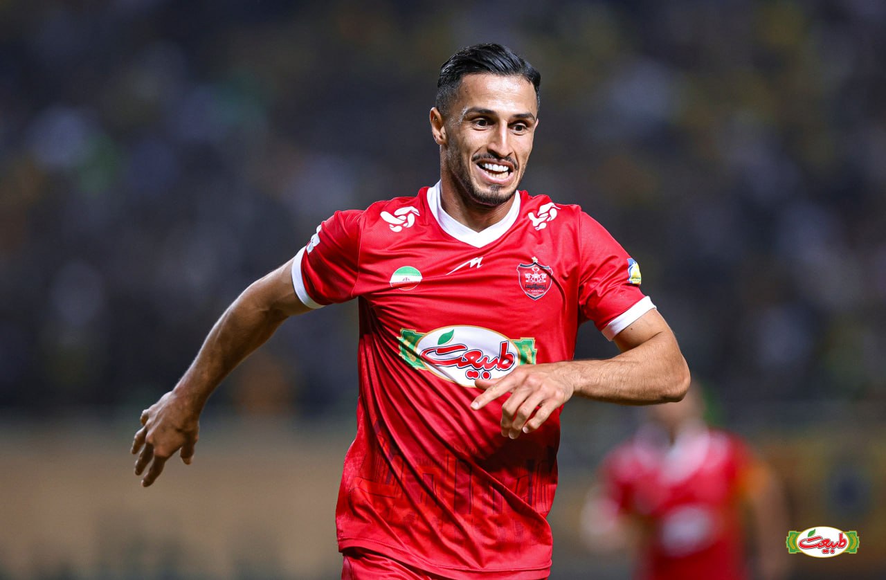 عکس از علی علیپور مهاجم پرسپولیس پس از گل به سپاهان - ۱۴۰۴