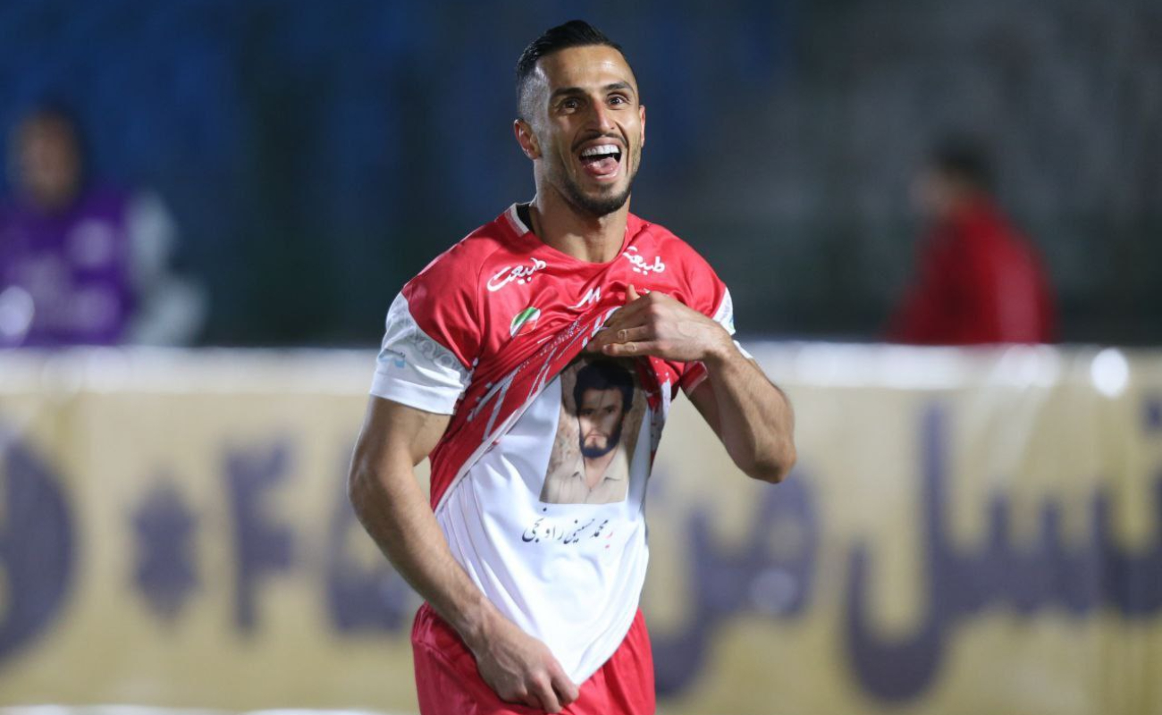 عکس از علی علیپور مهاجم پرسپولیس پس از گل به خیبر در سال ۱۴۰۳