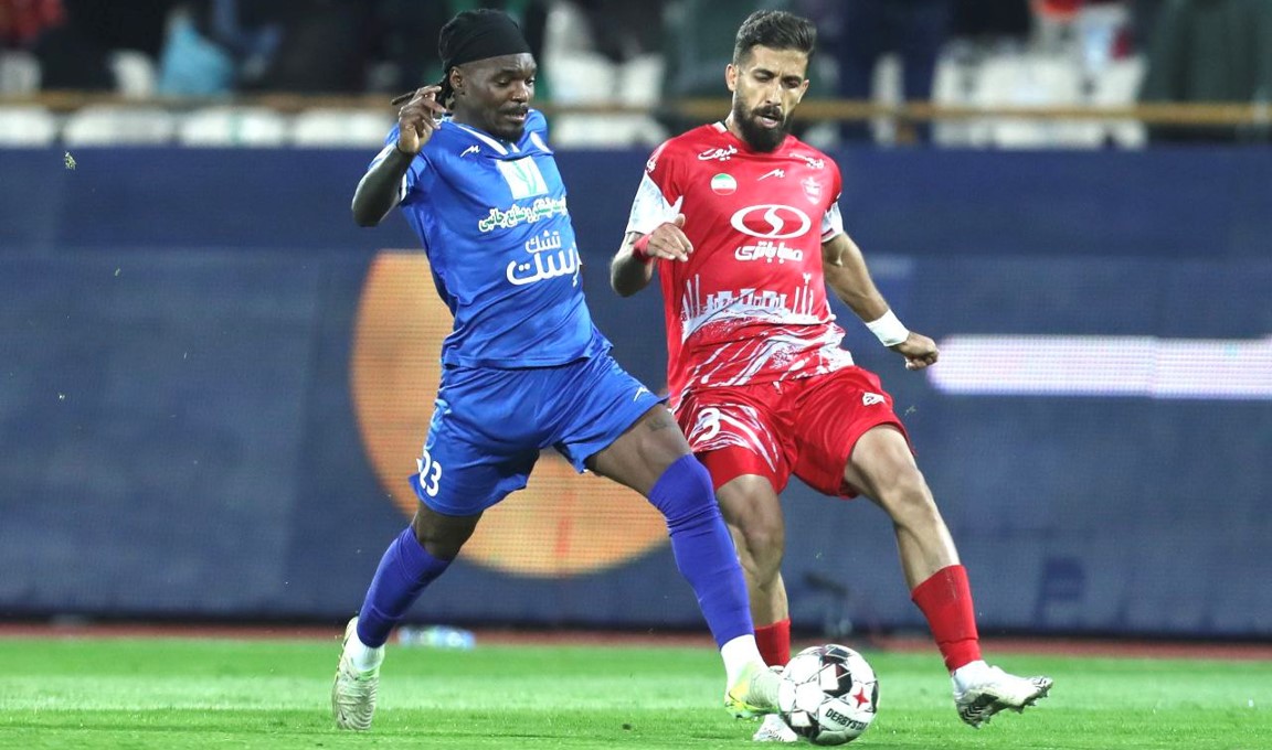 عکس از تیوی بیفوما در بازی استقلال خوزستان و پرسپولیس