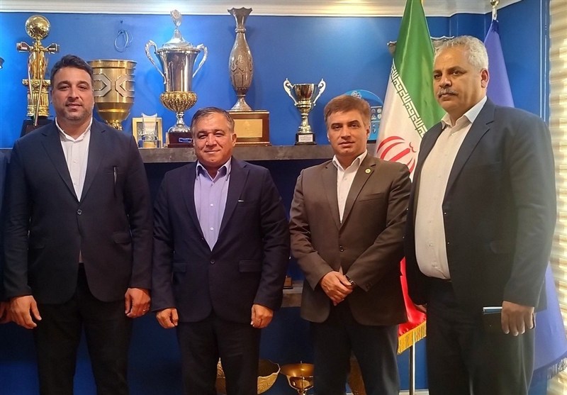 عکس از علی تاجرنیا رئيس هیئتمدیره استقلال و احسان حدادی رئيس فدراسیون دوومیدانی