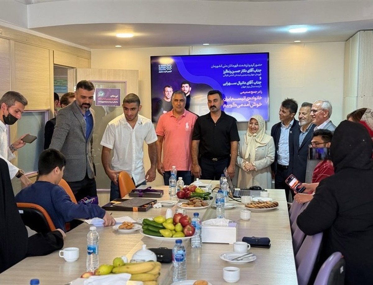 عکس از حضور دانیال سهرابی و حسن رنگرز در انجمن ملی اوتیسم ایران