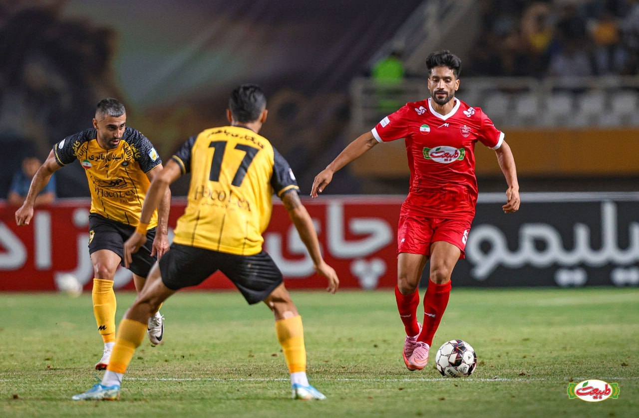 عکس از حسین ابرقویی مدافع پرسپولیس در بازی مقابل سپاهان ۱۴۰۴