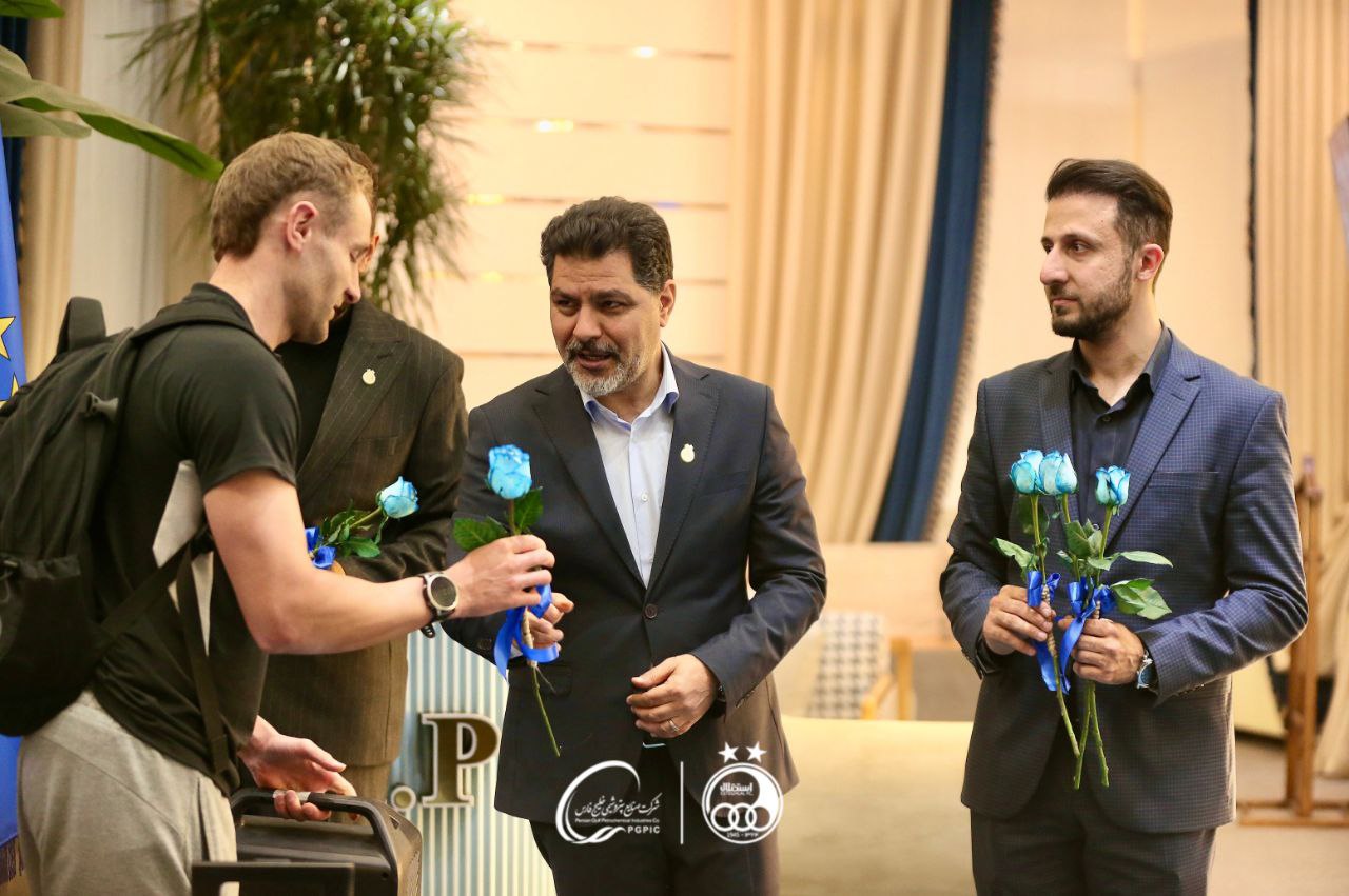 عکس از استقبال باشگاه استقلال از کاروان الوصل