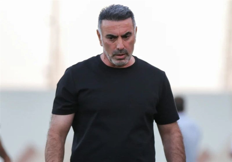 عکس از محمود فکری سرمربی نفت و گاز گچساران