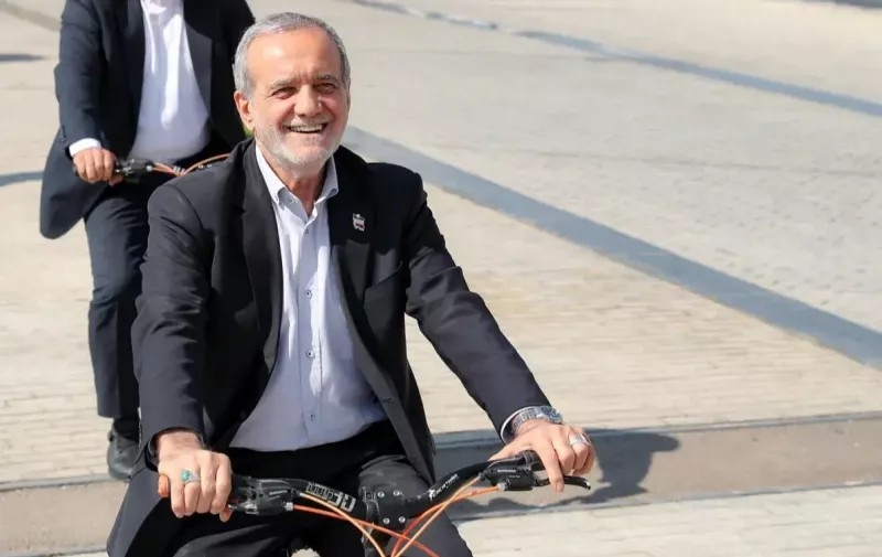 عکس از دوچرخهسواری مسعود پزشکیان در شهر اصفهان
