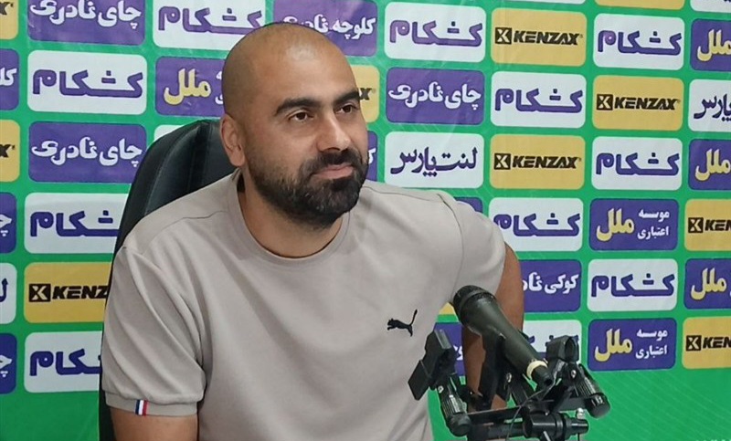 عکس از مازیار زارع سرمربی تیم ملوان در کنفرانس خبری