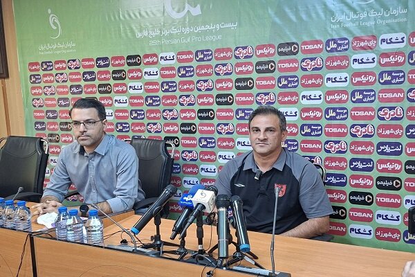 عکس از پیمان صاحب جمعی مربی مس رفسنجان در کنفرانس خبری بازی با استقلال