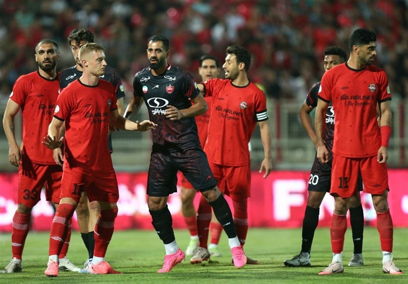 عکس از محمدحسین کنعانی زادگان مدافع پرسپولیس در بازی با تراکتور