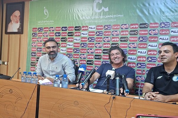 عکس از ریکاردو ساپینتو سرمربی استقلال در کنفرانس خبری بازی با مس رفسنجان