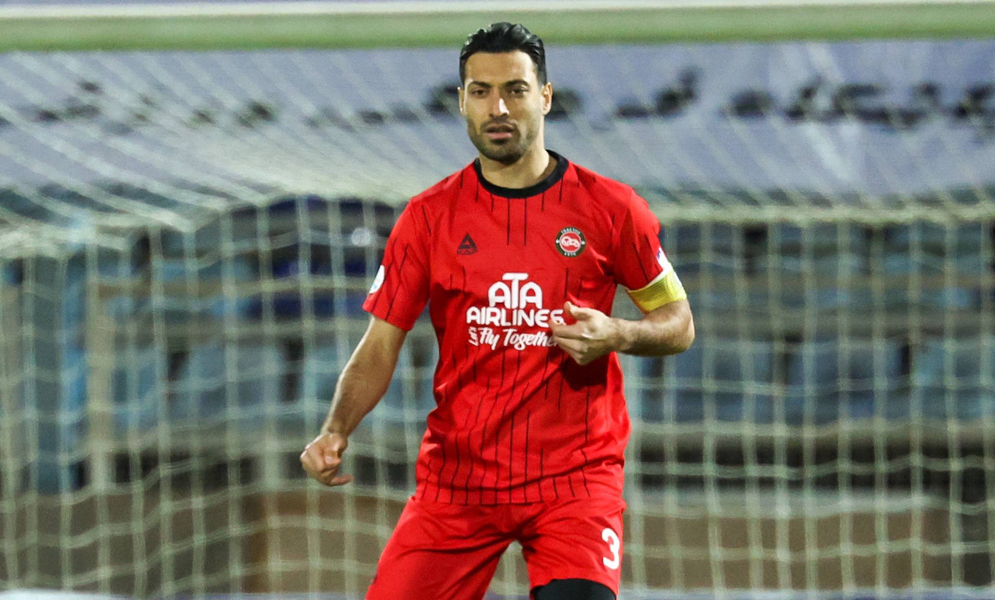 عکس از شجاع خلیل زاده مدافع تراکتور در بازی با پرسپولیس