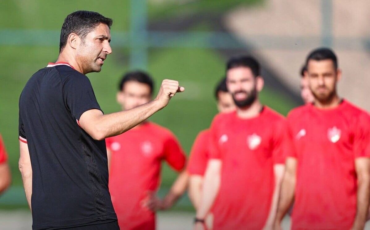 عکس از وحید هاشمیان سرمربی پرسپولیس در تمرینات پیش فصل