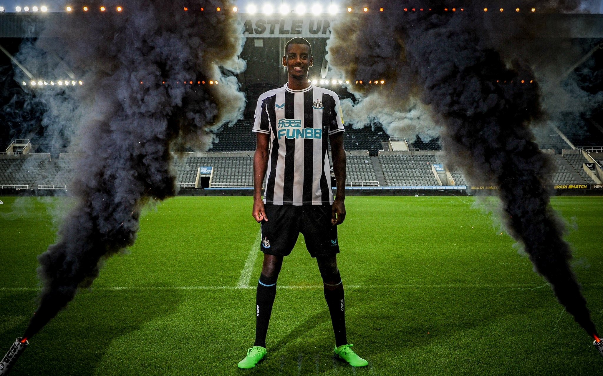 الکساندر ایساک مهاجم سوئدی در زمین - نیوکاسل