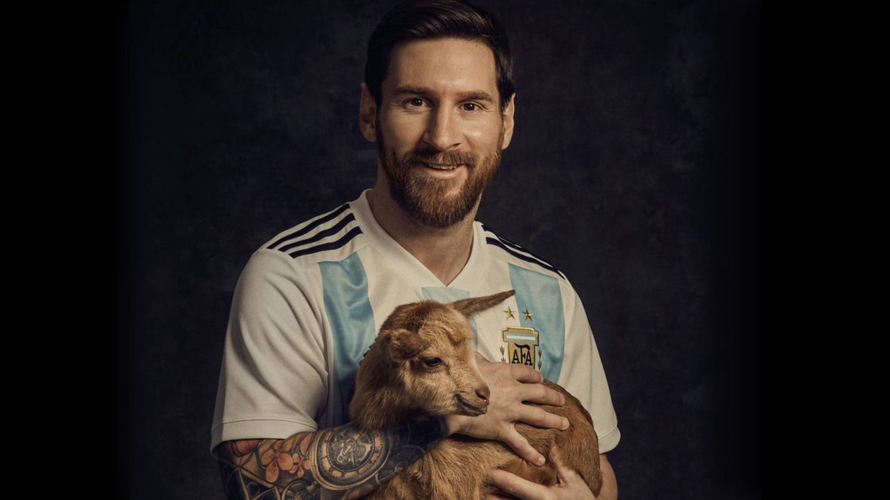 لیونل مسی و در آغوش گرفتن یک بز به عنوان GOAT