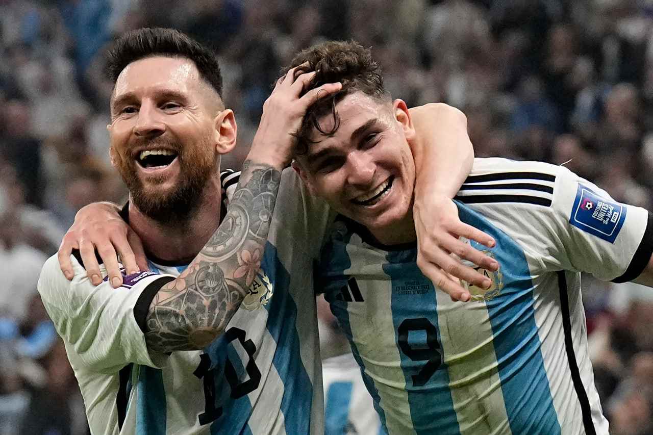 خولیان آلوارز و لیونل مسی در پیراهن تیم ملی آرژانتین