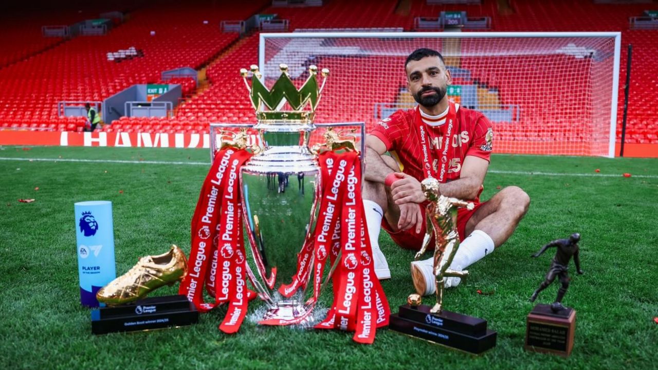 محمد صلاح، مهاجم مصری لیورپول در کنار جوایز انفرادی فصل ۲۵-۲۰۲۴