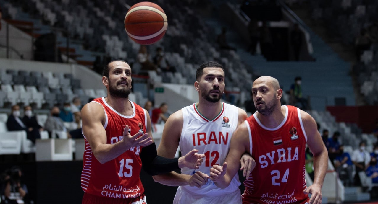 آرمان زنگنه سنتر تیم ملی بسکتبال ایران و هانی آدریبه و عامر الساتی بازیکنان تیم ملی بسکتبال روسیه