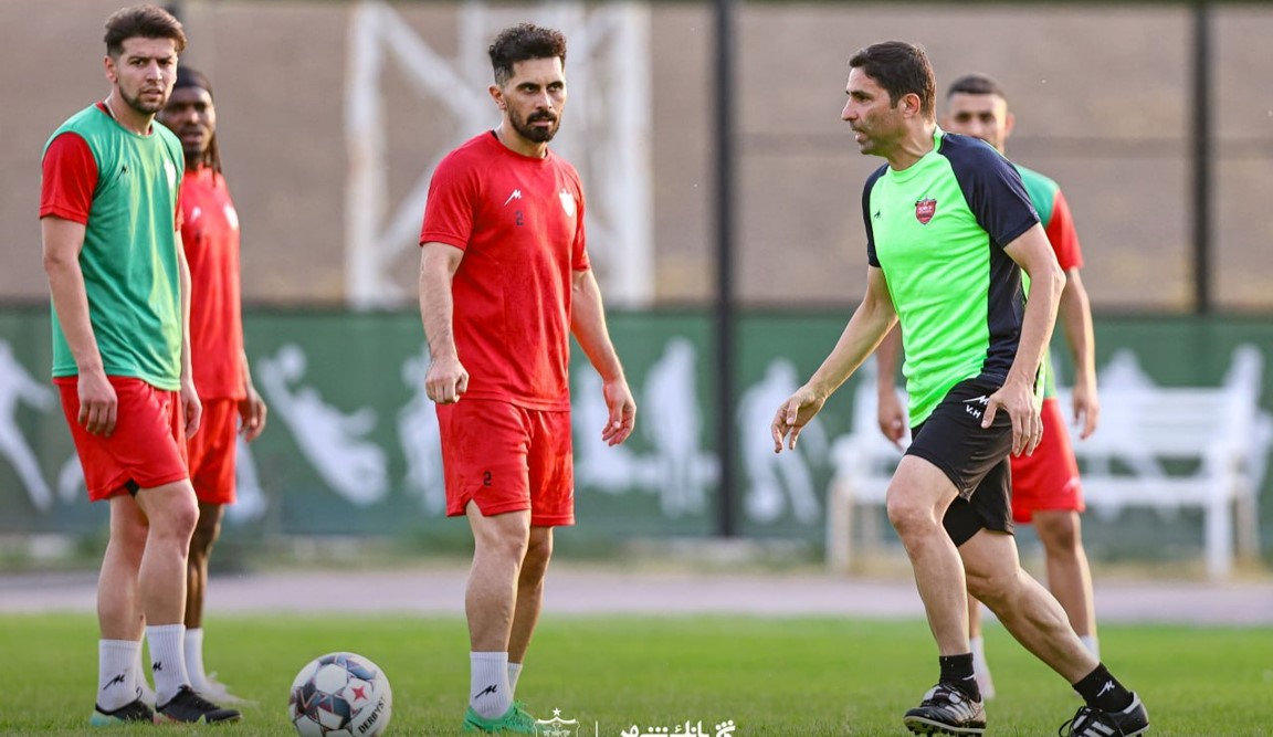 سعید مهری هافبک پرسپولیس تهران و بازیکن سابق استقلال و تراکتور - امید عالیشاه هافبک پرسپولیس تهران - وحید هاشمیان سرمربی پرسپولیس - لیگ برتر ایران